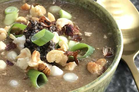 Soep van champignon en paddestoelen met krokante hazelnoot en ricotta