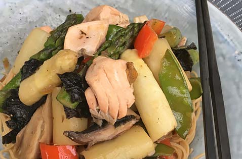 Gewokte asperges met zalm